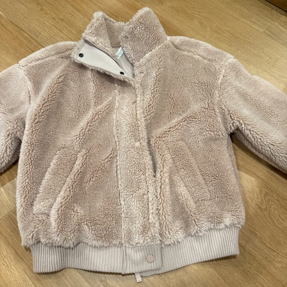 ALO Yoga Varsity Sherpa Small Jacket - Picture 7 of 8